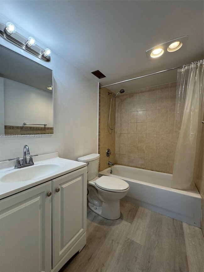 Building Photo - 2200 E Hallandale Beach Blvd