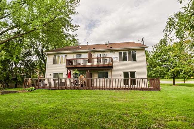 Building Photo - 1410 S River Rd