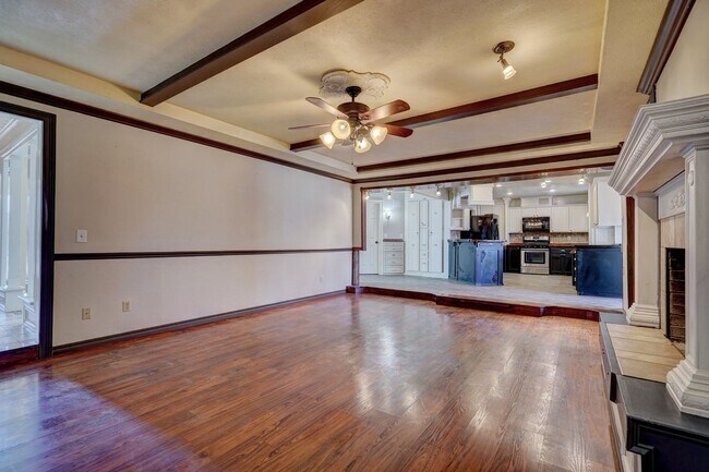 Building Photo - 4 bed 3 bath home!