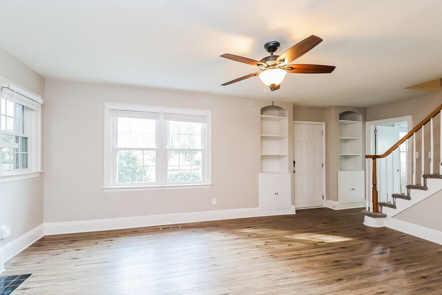 Building Photo - 305 S Mulberry St