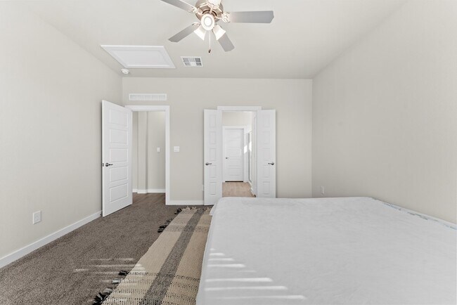 Building Photo - 2106 Somerset Dr