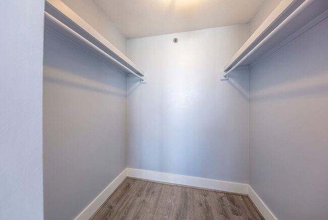 Building Photo - Lovely Renovated 2 Bedroom Condo