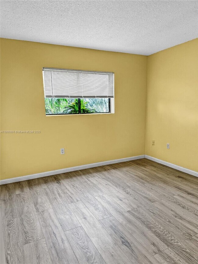 Building Photo - 250 Palm Cir W