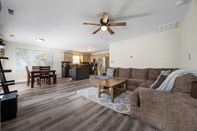 Building Photo - Fully Furnished Month to Month/Short Term Rental!