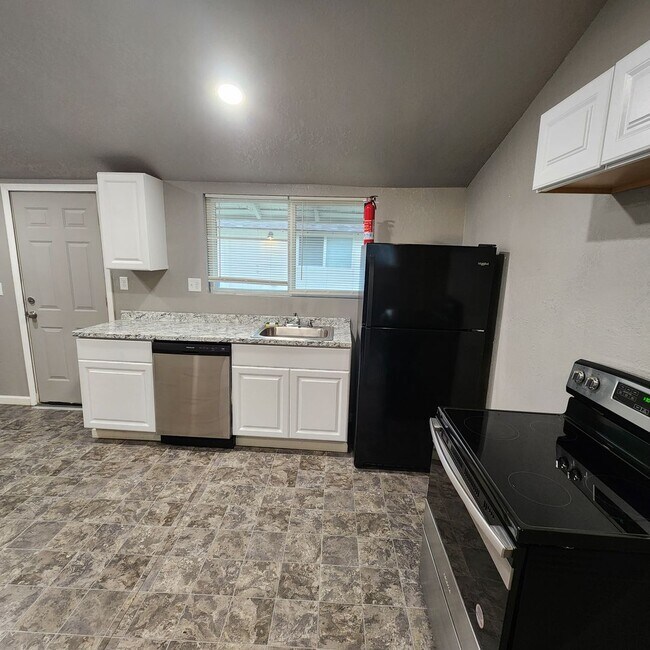 Building Photo - Centrally Located One Bedroom Duplex