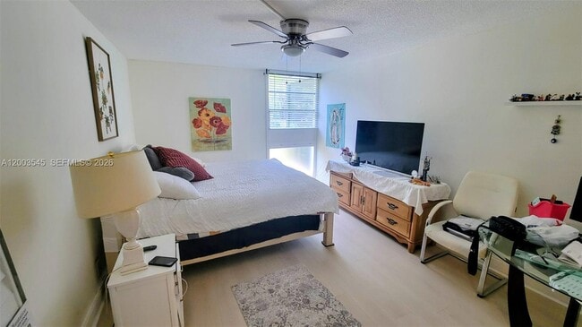 Building Photo - 3101 N Country Club Dr