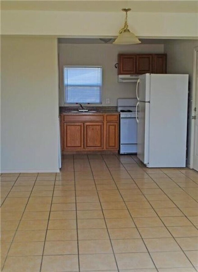 Building Photo - 205 N Little Flower Rd