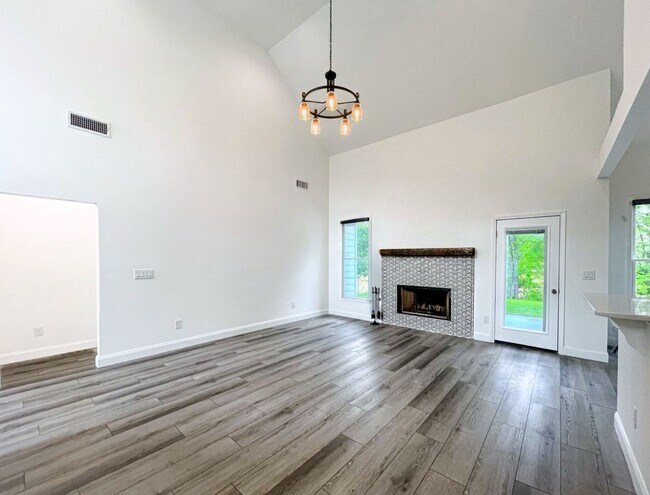 Building Photo - Newer Construction Farmhouse Style Home!