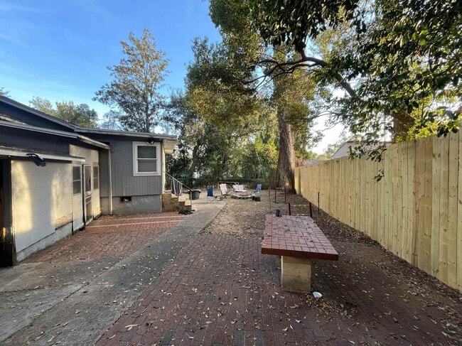 Building Photo - 400 Murat St