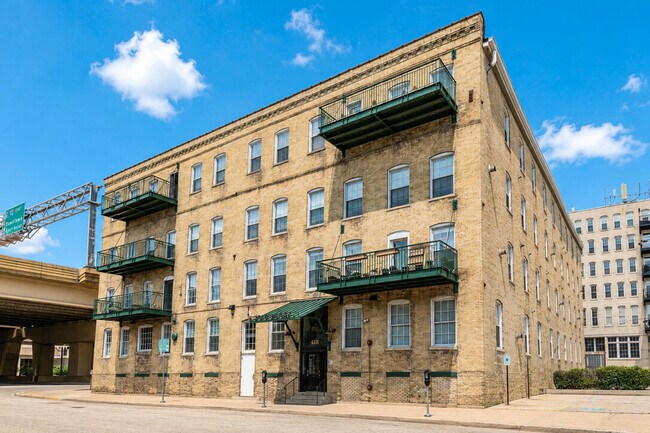 Building Photo - 418 N 3rd St