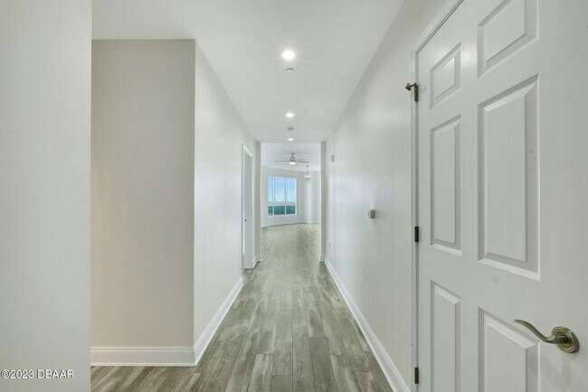 Building Photo - 241 Riverside Dr