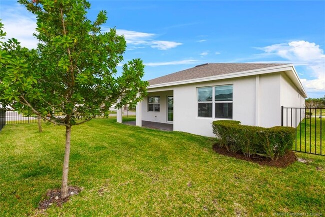 Building Photo - 2731 NE Breezeway Cir