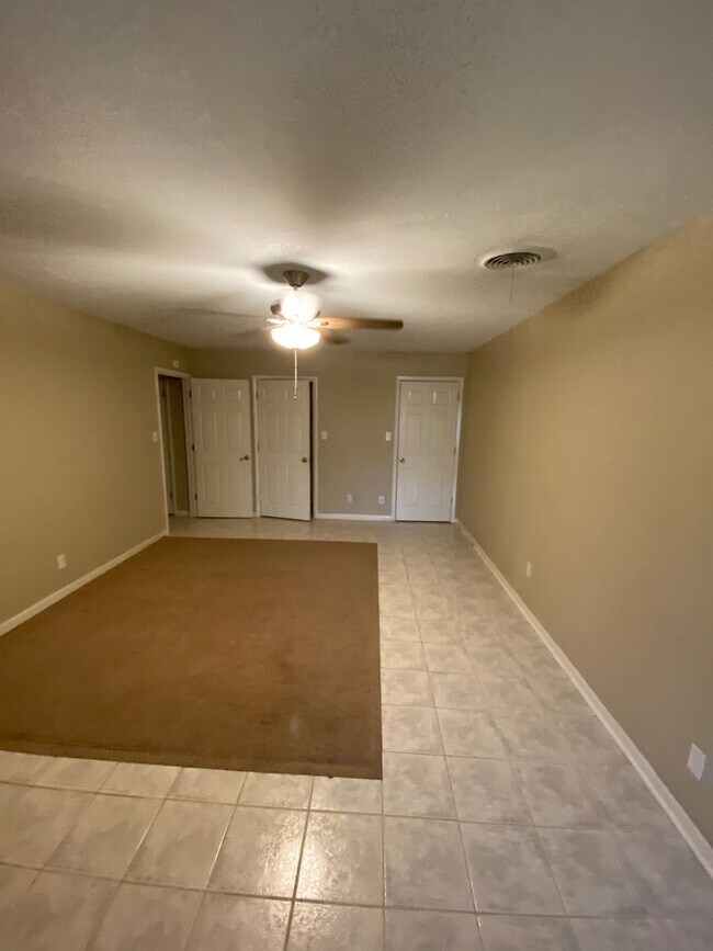 Building Photo - 1370 S Pioneer Dr
