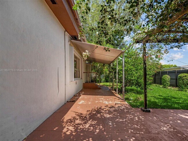 Building Photo - 4850 SW 5th Terrace