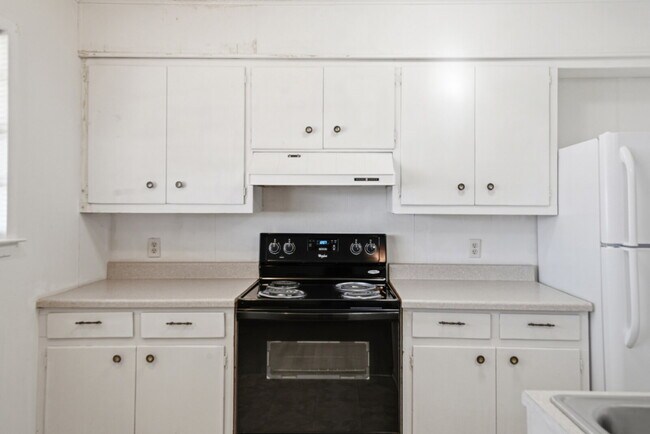 Building Photo - 204 W Lampasas St