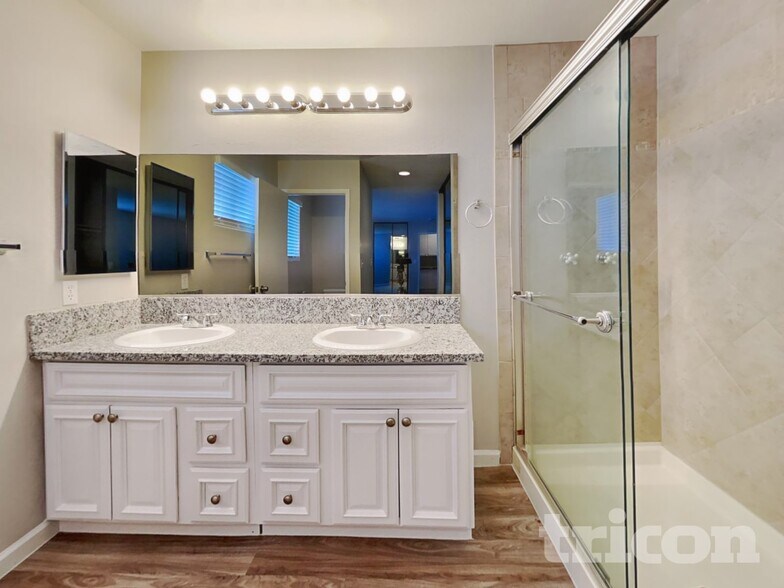 Building Photo - 3143 Regal Oak Dr