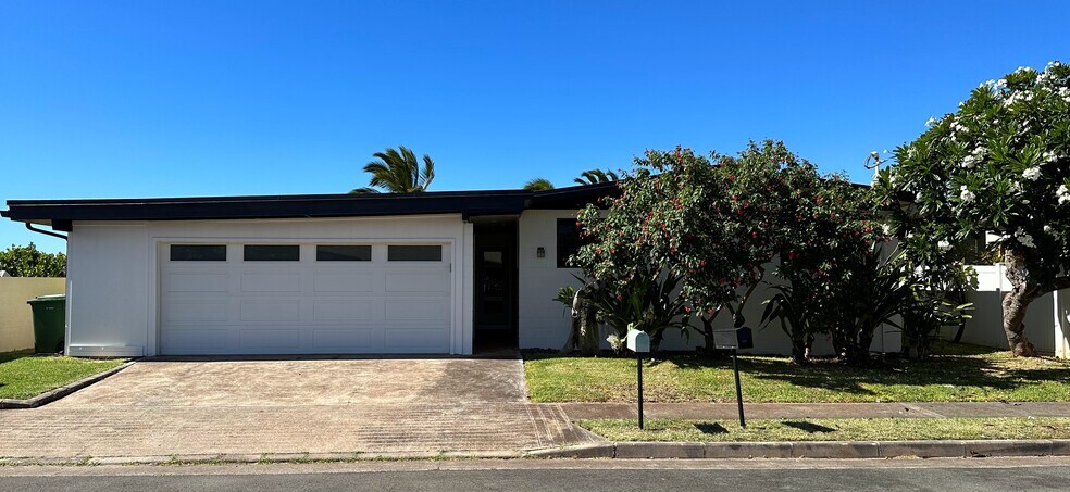Double car garage - 68-243 Au St