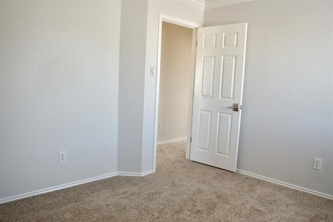 Building Photo - 1708 Darjeeling Dr