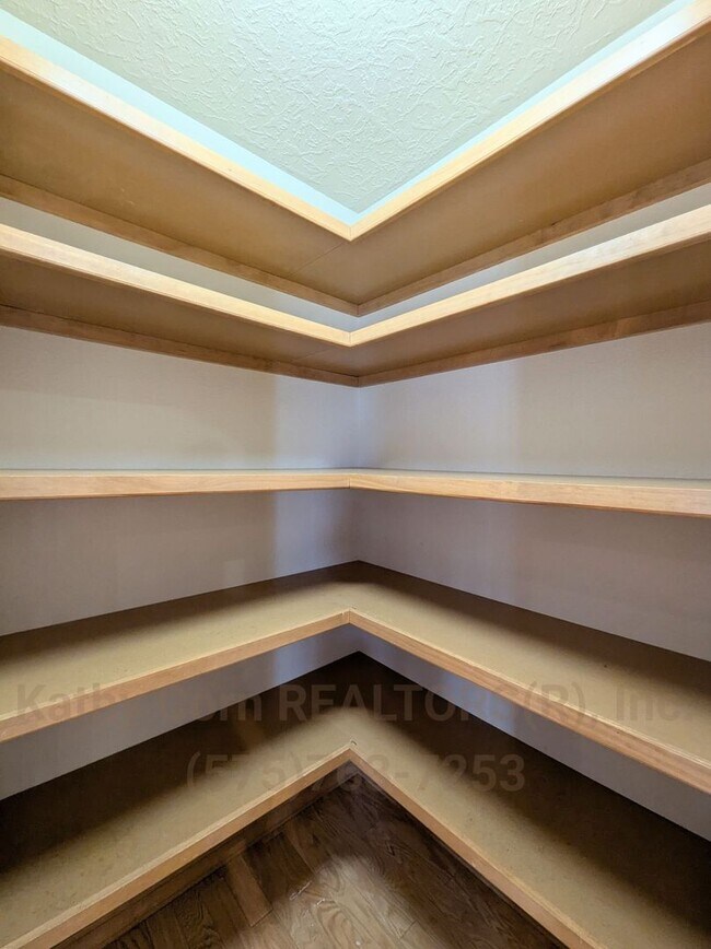 Building Photo - Luxurious Relaxation in Raintree