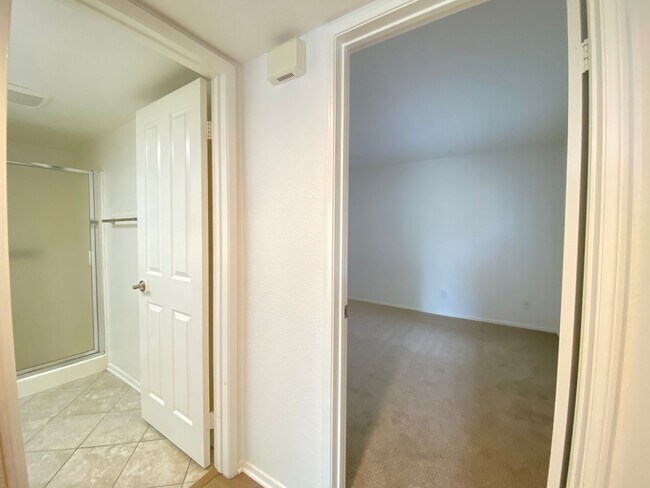 Building Photo - Bright 2 Bedroom Condo in Oceanside!
