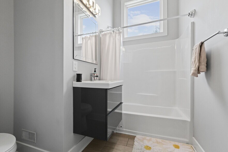 Building Photo - 2464 Broadway St