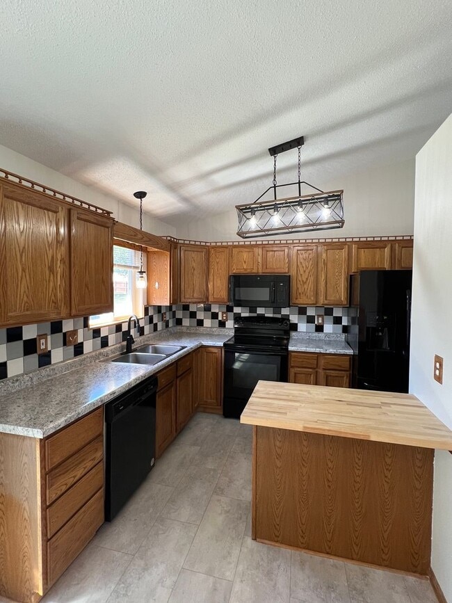 Building Photo - 4 Bedroom, 2 Bath Home for Rent