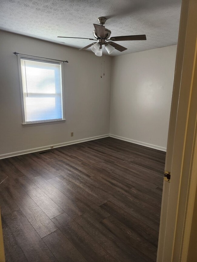 Building Photo - 3 Bedroom 2 Bath Home