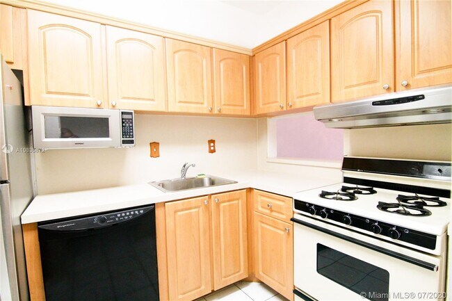 Building Photo - 6886 N Kendall Dr