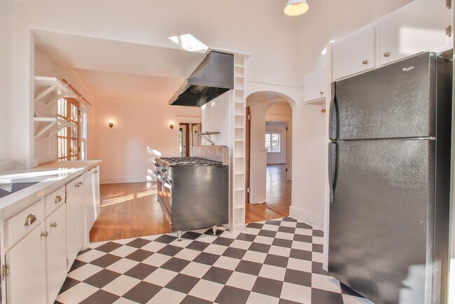 Building Photo - Gorgeous Vintage Home in Downtown Langley with Detached Guest Studio!!