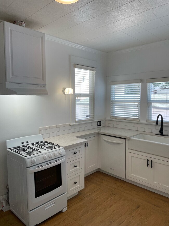 Building Photo - 1110 W 164th St