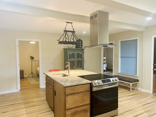 Building Photo - 9417 Aqua Dr