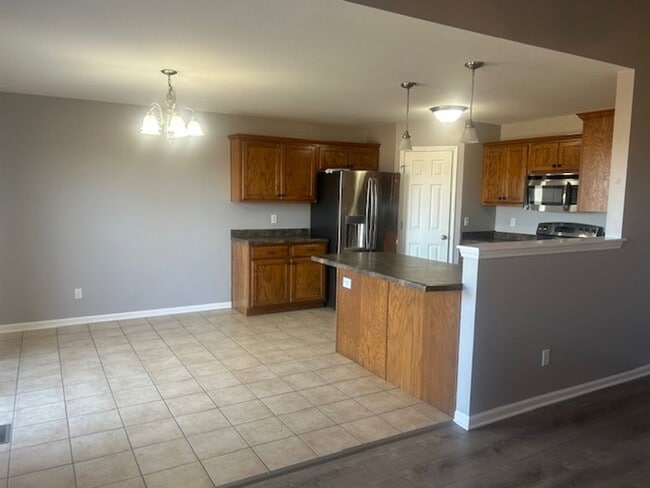 Building Photo - Beautiful 5 Bedroom Home!