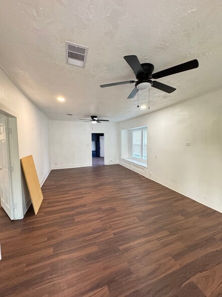 Building Photo - 878 Granville Dr