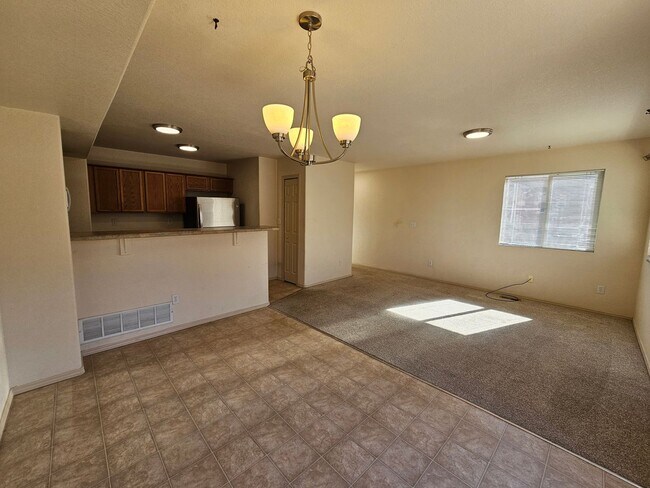 Building Photo - 3 Bed 4 bath Townhome in University Village!
