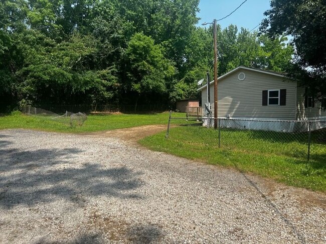 Building Photo - Spacious 4 Bedroom 3 Bathroom Home Located...