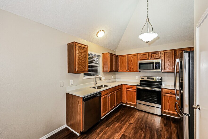 Building Photo - 208 Vines Dr