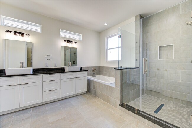 Building Photo - 2931 El Fenice Ln