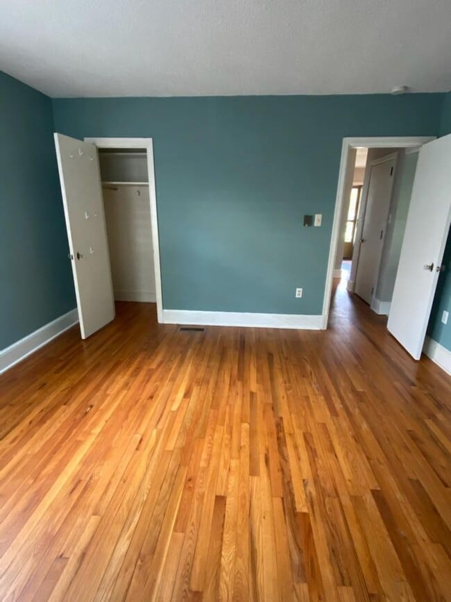 Building Photo - Fabulous Black Mountain Location!