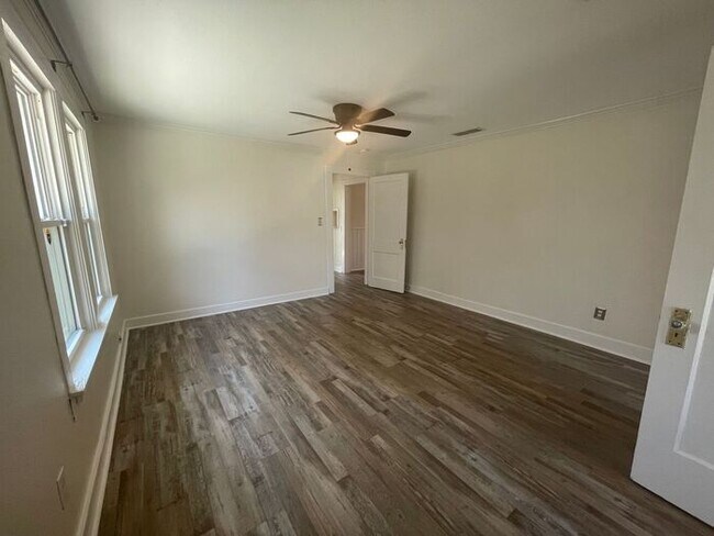 Building Photo - (("Wake Up in a Home YOU Love")) 2/2 STUNNING House Close to Exciting Downtown Fort Worth! An ABS...