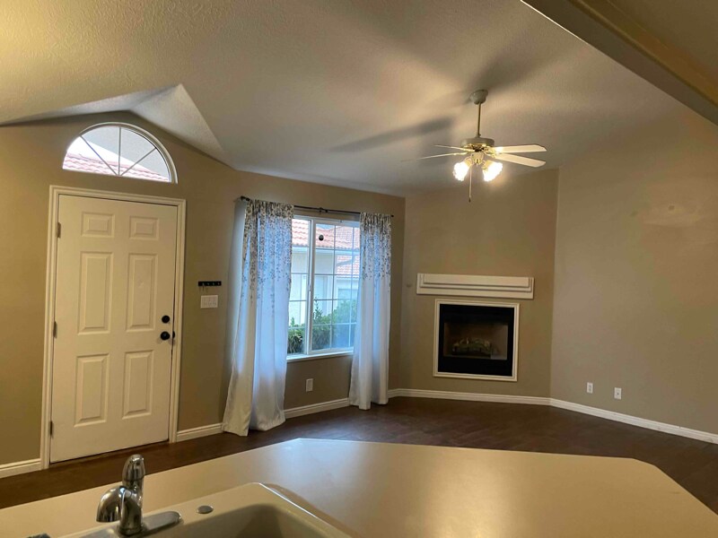 Building Photo - 550 Diagonal St