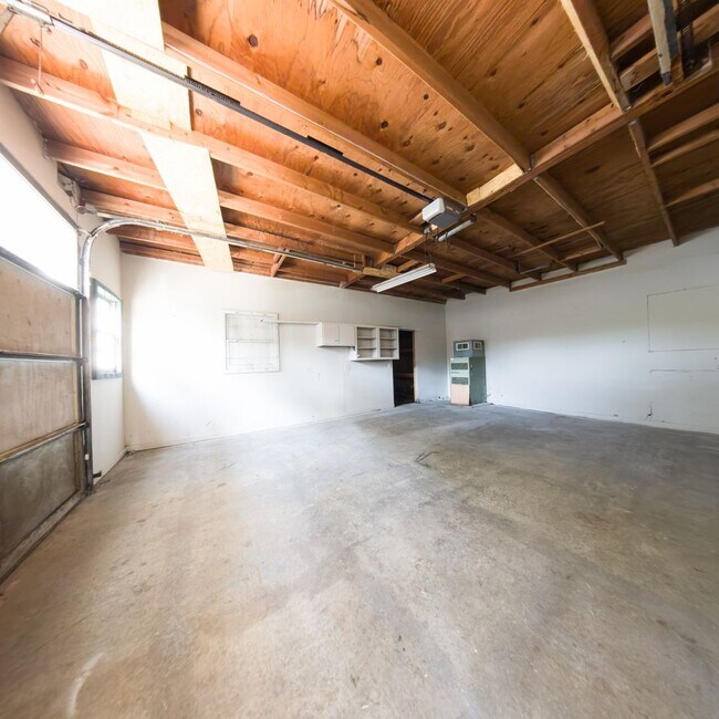Building Photo - 1250 E 27th St