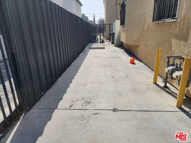 Building Photo - 750 E 40th Pl