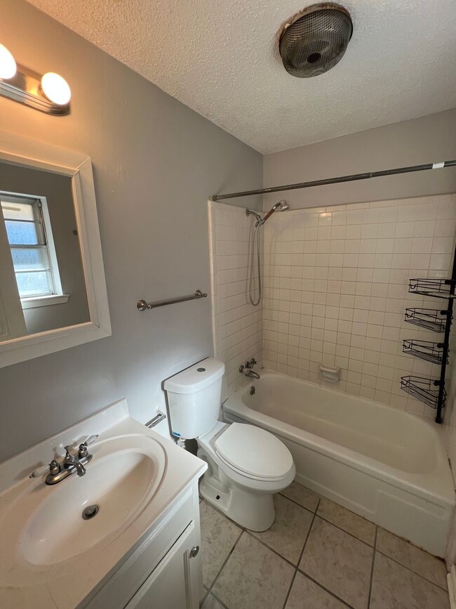 Building Photo - 3 bedroom, 2 bathroom home in Baton Rouge,...