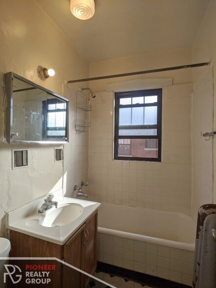 Building Photo - 516 W Cornelia Ave