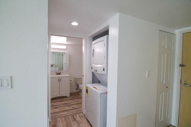 Building Photo - 1450 Young St