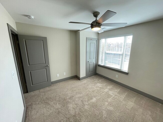 Building Photo - Bristol Creek 2 bedroom unit with fenced p...