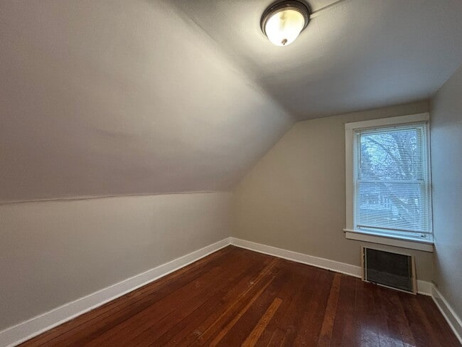 Building Photo - 3 Bedroom 1 Bath, Single Family Home, Lyell - Otis Neighborhood!