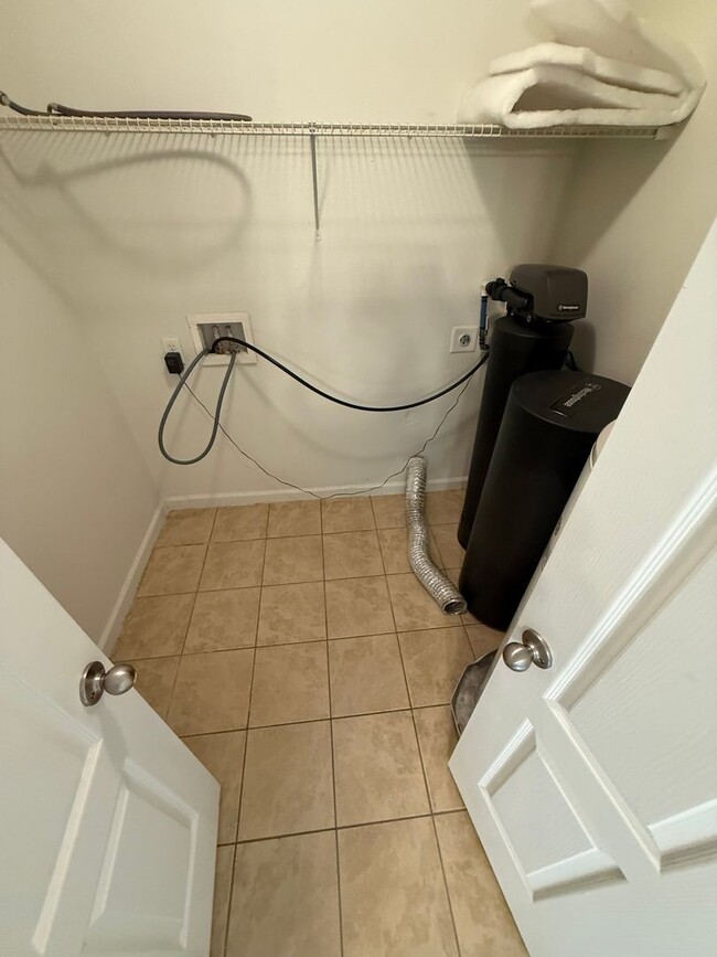 Building Photo - **4bed near MIL base- GRANITE/STAINLESS STEEL Appliances~ Roomates welcome!