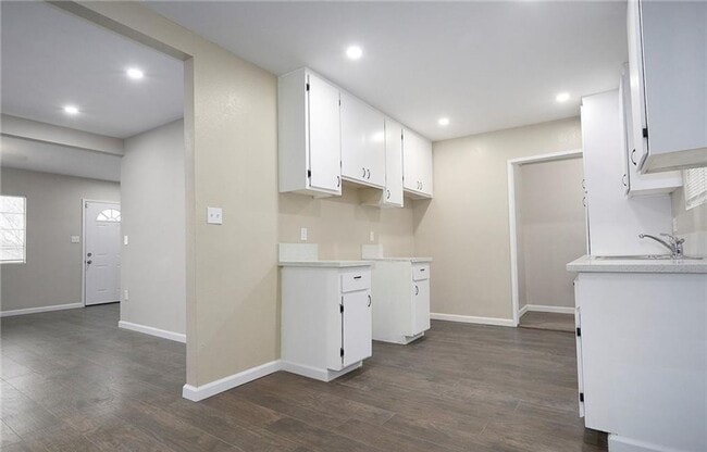 Building Photo - AVAILABLE NOW! LOVELY Remodeled 2 Bedroom ...