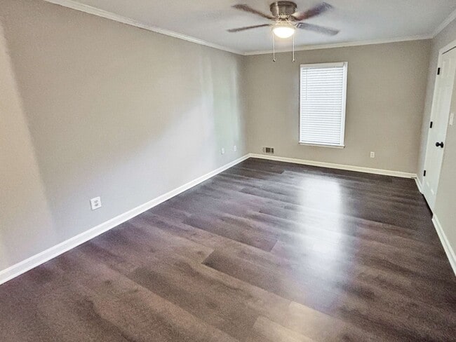 Building Photo - Charming Updated 2BR/2BA Duplex Close To E...